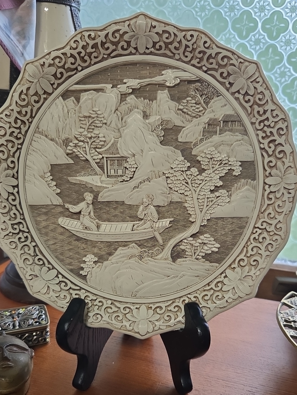 Vintage 1982 Arnart "Ivory Dynasty" Pattern 3D Resin Embossed Plate 9.5”